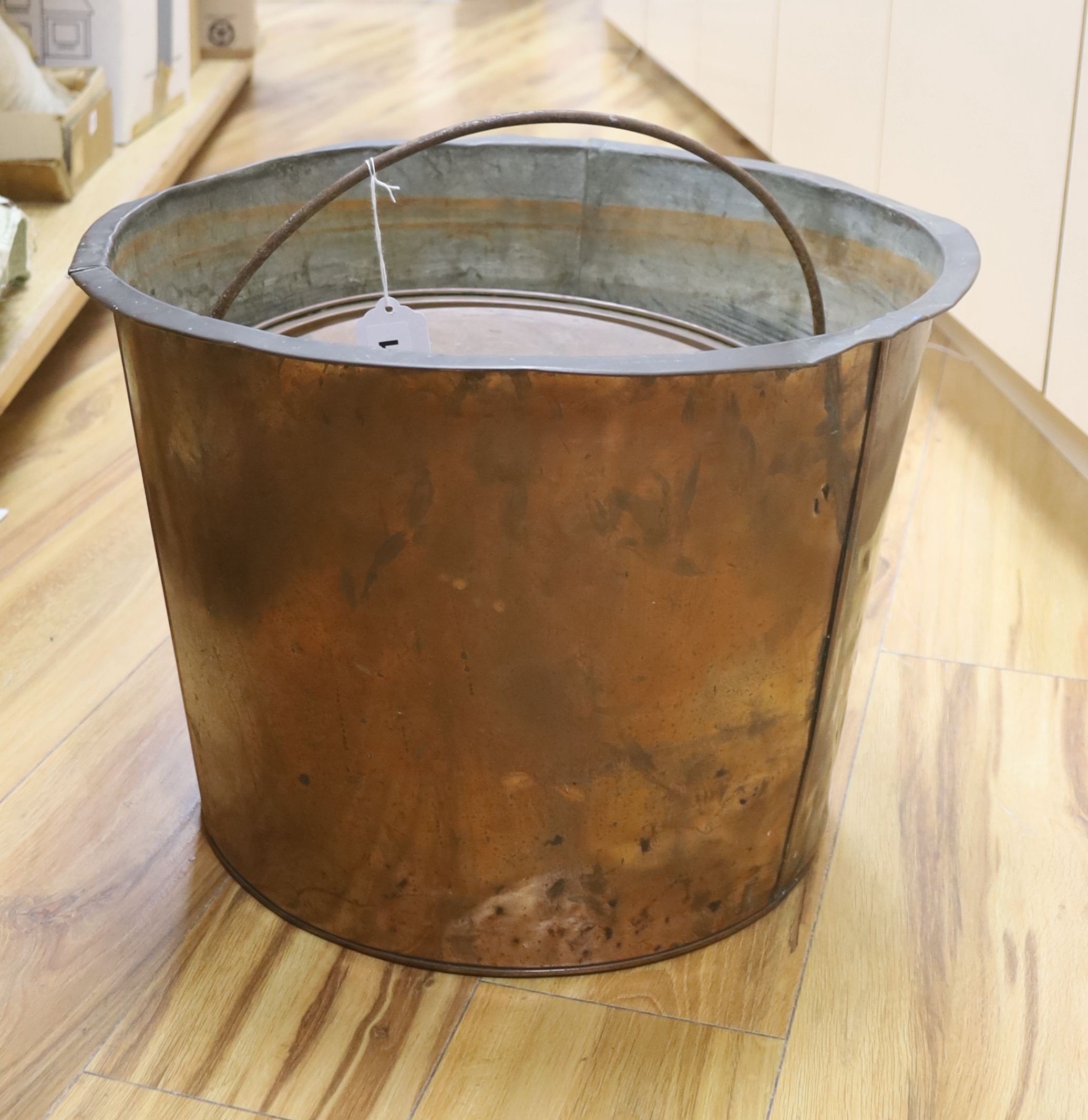 A copper pan and a milk churn, height 53cm